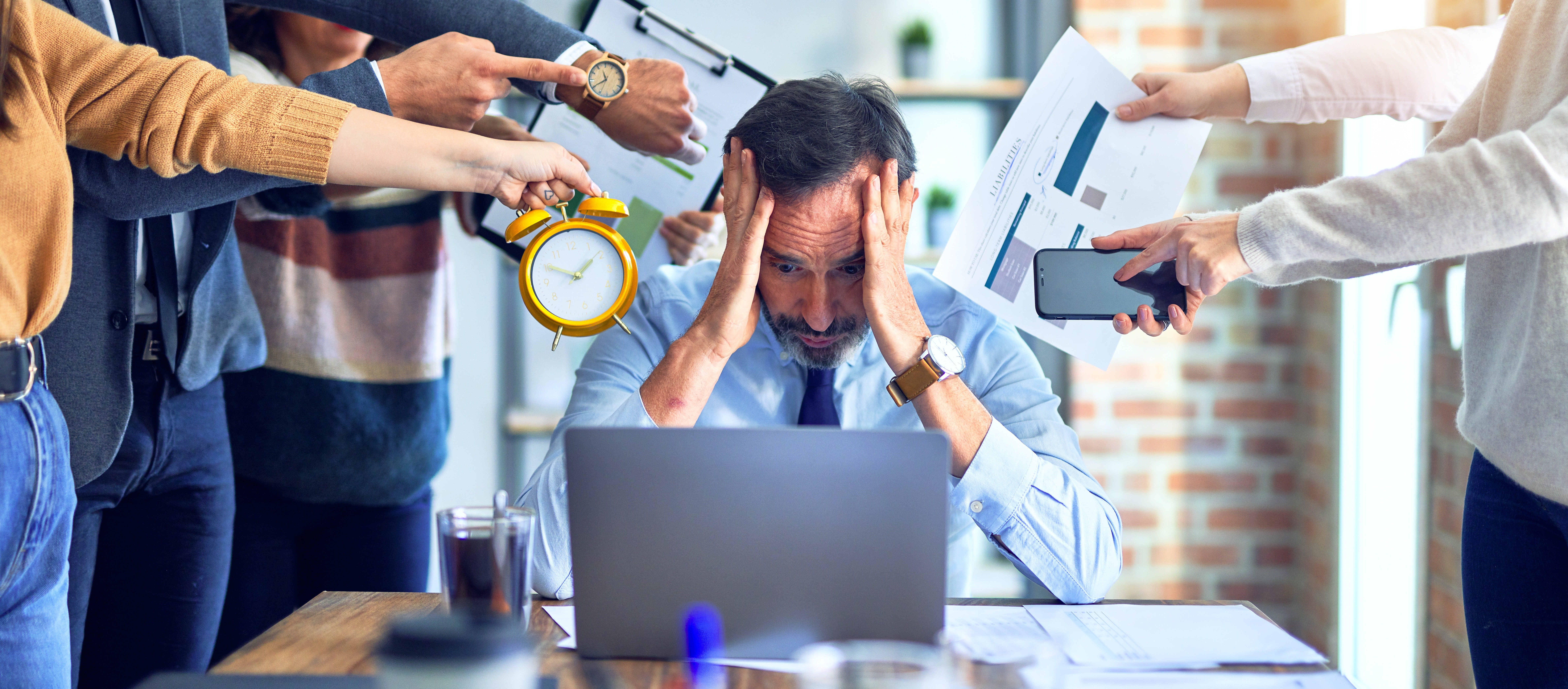 stress Mand som er stresset på arbejde